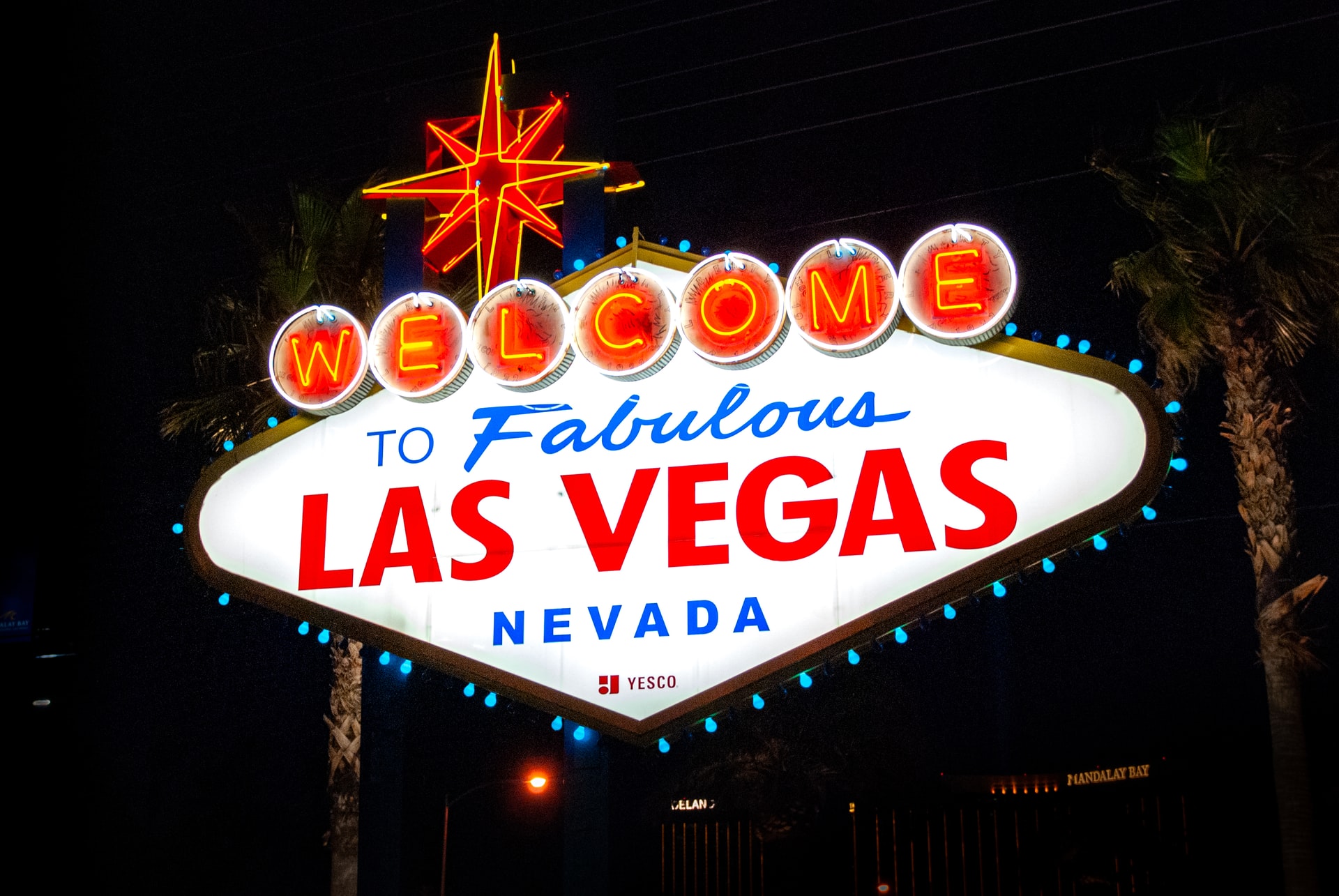 picture of the Welcome to Las Vegas sign at night 